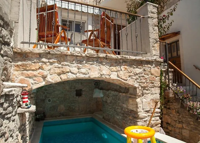 Tudor Vila *